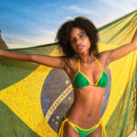 Brasilianierin mit Flagge am Strand Kopie