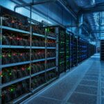 Marktdynamik von Bitcoin im Oktober 2026: Wal-Akkumulation, ETF-Abflüsse und strukturelle Konkurrenz durch KI-Rechenzentren Eine lange Reihe von Bitcoin-ASIC-Miner, die in glänzende GPU-AI-Server übergeht, steht in einer klimatisierten